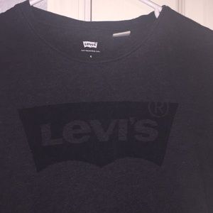 gray Levi’s T-shirt